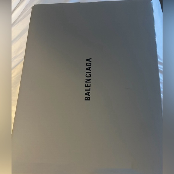 Women Authentic Balenciaga  runners. - Picture 5 of 5